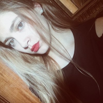 Sotto i colpi d'ascia della sorte, il mio capo sanguina ma non si china🌹