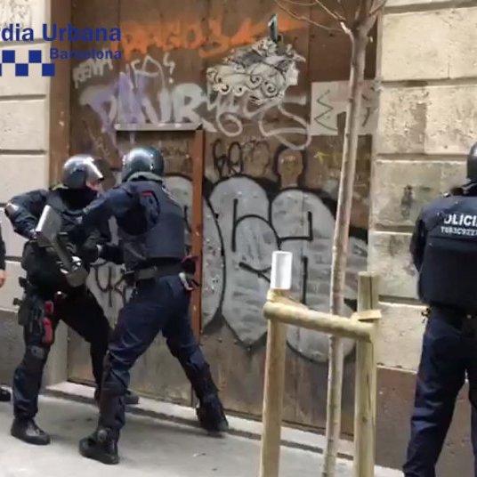 Som els veins dels carrers Sant Gil, Sant Vicenç, Sant Erasme, Cardona,  Ferlandina y Luna. 
Denunciem la deixadesa del barri, les drogues, la brossa i molt més