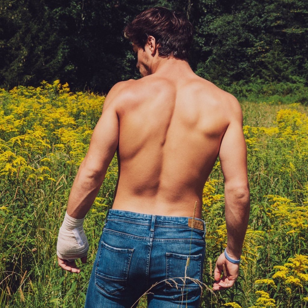 rosesgiveaways's profile picture. GIVING DMS DAILY - @wiltedfleurs