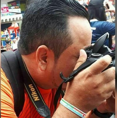 Comunicador. Amante de las letras, el ciclismo y la salsa.