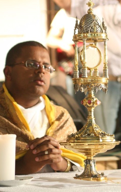 Sou Padre da Igreja Católica, Paroco da Paroquia de Santo Antonio que fica na cidade de Santo Antonio da Patrulha R/S Participo do grupo de Oração da RCC,