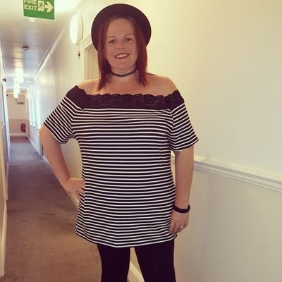 up for a laugh likes watching the footie(PLAY UP POMPEY) goin out with mates having a few rose's..loves all indie music & goin 2 festivals