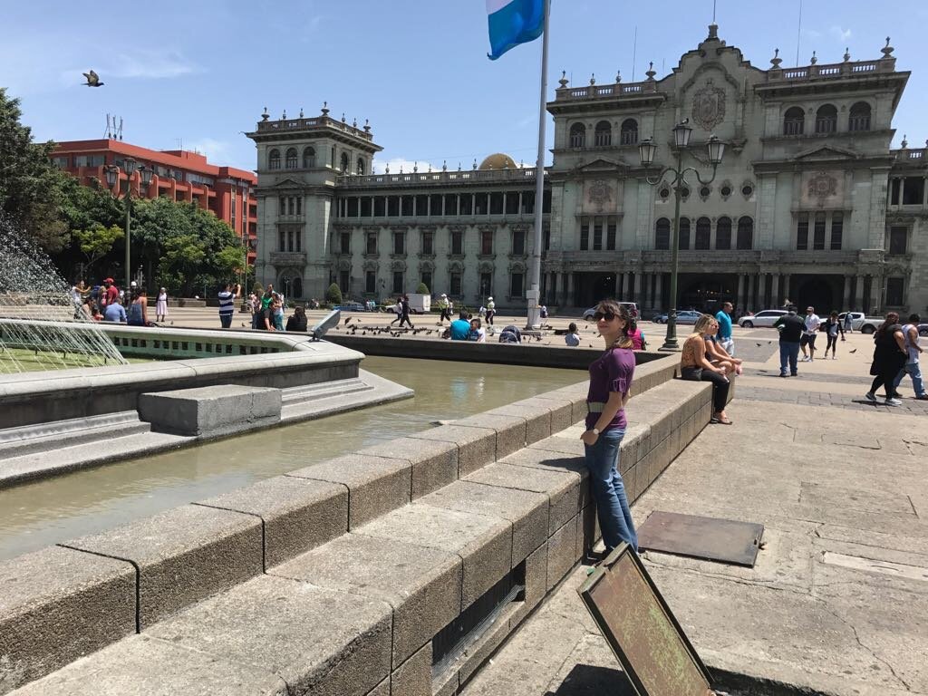 sobreviviendo al trópico, su machismo y  sus extremos y, al mismo tiempo, tratando de pasarla bien