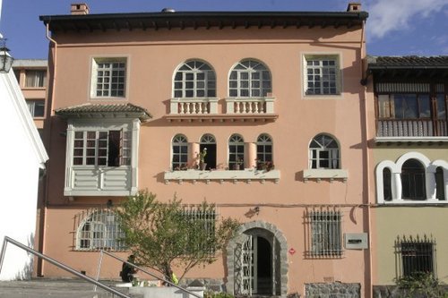 casamalayerba's profile picture. Casa del Grupo de Teatro Malayerba
Sódiro 345 y 6 de Diciembre (junto a la Iglesia del Belén)
Teléf. 2235-463