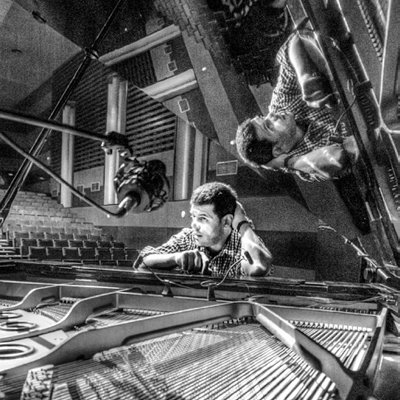Músic, docent i musicoterapeuta. Blanques i negres a Pastorets Rock, Círculo de Borneo i 2PIANOS i Sons de Canyella. владелец моей тишины; раб моих звуков.