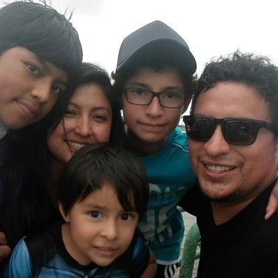 Padre de Kevin y Alessandro, esposo de Pauly, hijo de Teresa, hermano de Jona y Katherine, enfermo por LIGA y sus colores.