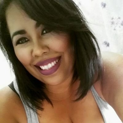 Sou uma mulher simples coloco em minha bolsa meus valores, minha honestidade, muita sinceridade,bom humor e sigo em frente!