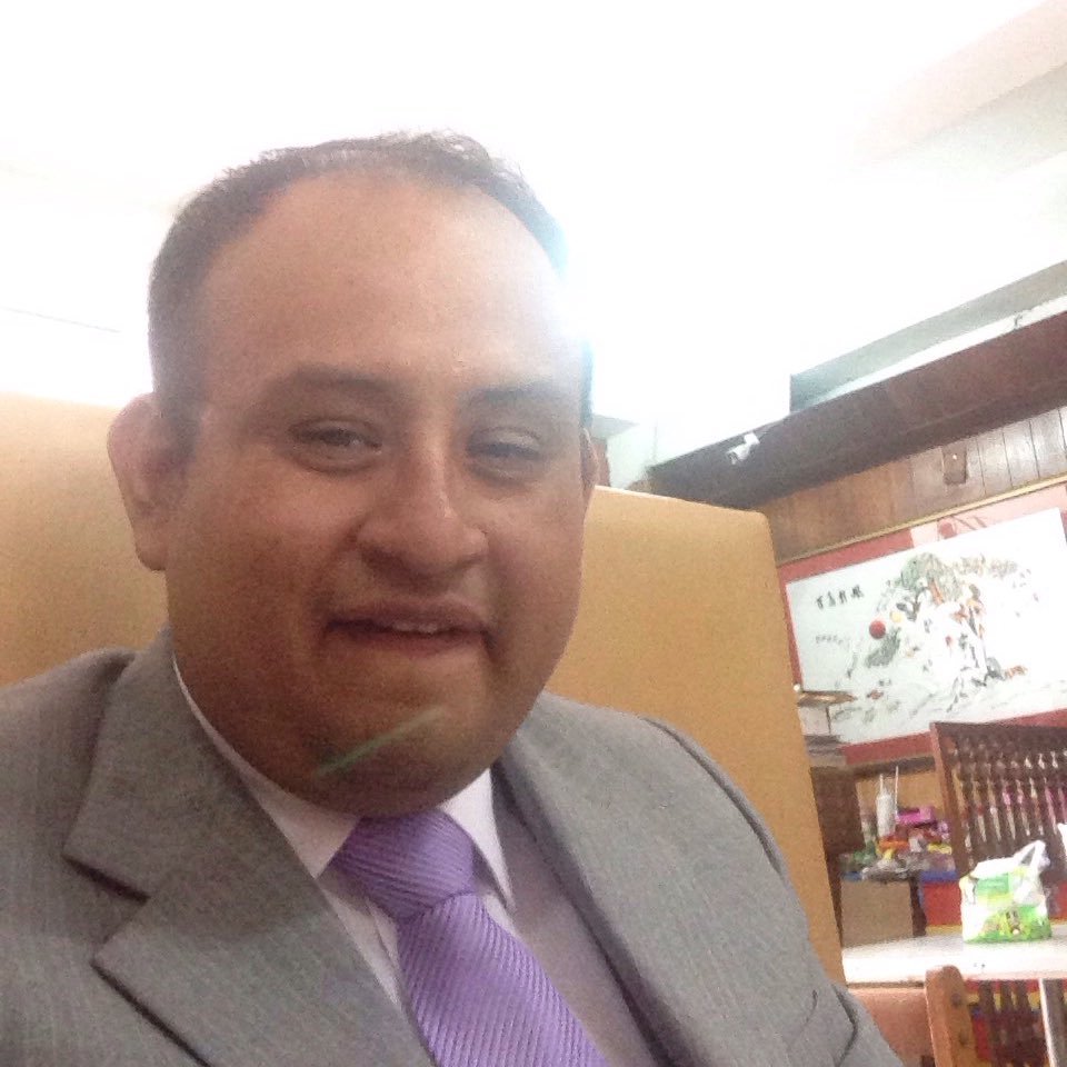 Practica la excelencia con el corazón y el éxito te alcanzará con los pantalones a abajo.