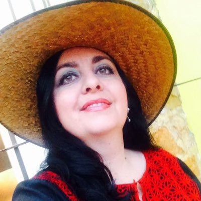 Comunicóloga, Promotora de lectura, Poesía, Política,y Tapatía de corazón.
