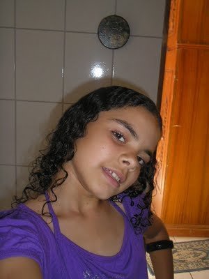 Uma menina que gosta de conhecer novas pessoas .. Satisfeita com a vida .. Menina feliz em seu mundinho .. Se quiser me seguir pode !