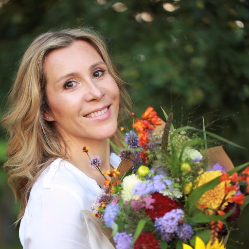 Interior designer and enthusiast, writes for several magazines about interior decoration, editor of several television programs in flanders. Blogger 'Stylleven'