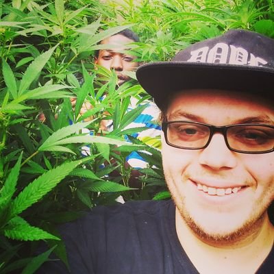 _Elesdii_'s profile picture. 🌜Almost famous🌛Vet. Cannabis user, Gamer💻, and an all around fun-gi 🍄