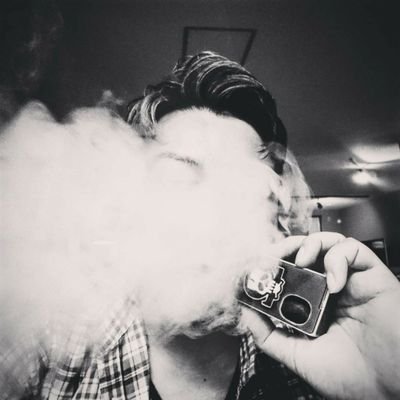 VAPEとバイクに散財してる人