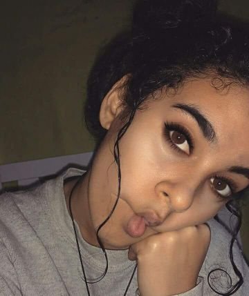 viiw_fot's profile picture. Allana Victória
Evangélica
Fotografa 💙
16 anos 
Sagita..
Flamenguista, comida e vida 💙
Apaixonada por filmes de terror e ação.
Música e café e meu vício 💙😏