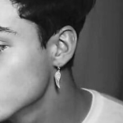 gray doesn’t even have ear lobes , they’re attached sorry for the confusion. ¯\_(ツ)_/¯ ps i lobe you @ grayson!!!!!