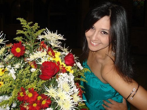 Uma pessoa muito feliz, pois tenho um filho lindo e um marido maravilhoso. Uma mulher que apesar de todos os acontecimentos, consegue olhar pra traz e dizer que