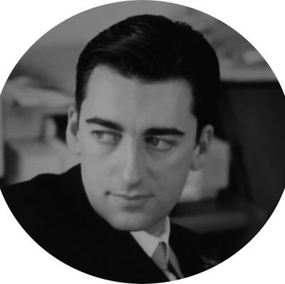 Bloguero y escritor; amante del misterio y la intriga; viajero de la historia.
