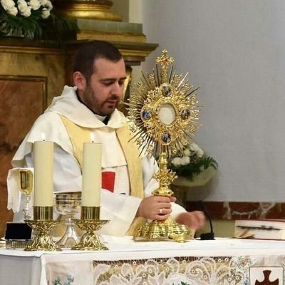 Sacerdote Trinitario. Mi mejor refugio el sagrario. Mi arma el rosario. Mi sueño, que todos lleven a Jesús en su corazón.