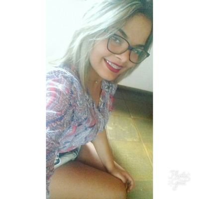 O mundo dá voltas e olha eu por cima
Continuo apaixonado, mas agora pela vida 🎧✈