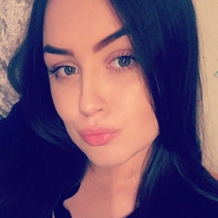 xLaurenBolger_'s profile picture. He offered her the world, She said she has her own 👊🏼