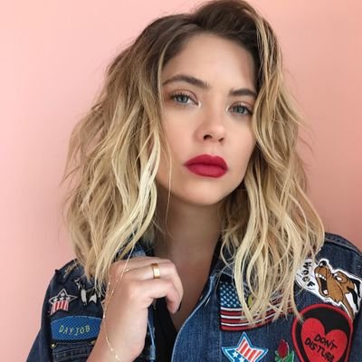 Simpatia atrai mais do que beleza. Não adianta nada ter um rosto lindo se a personalidade for um lixo, perde o encanto.