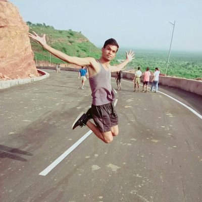उसने ने यह कह कर तोड़ दी माला,
गिनकर क्यूँ नाम लूँ उसका
जो मुझको बेहिसाब देता है.....!!
always haApy...☺