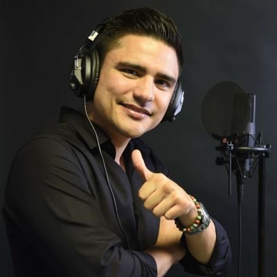 Creador del Podcast de Ventas #1 en Latinoamérica “Cállate y Vende” y autor del Amazon Best Seller “Eres un Cabrón de las Ventas”.