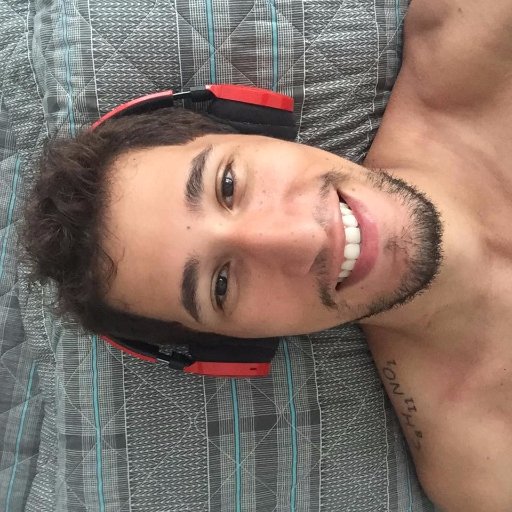 andreataes's profile picture. Um copo meio cheio.