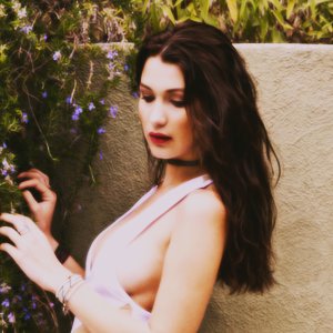 ₁₉ :❝the way he painted her hair with stardust made the pale moon jealous.❞ bi, model, activist.