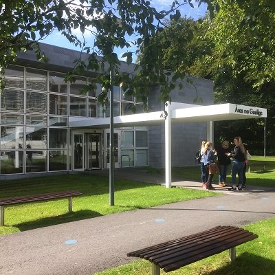 Cuntas oifigiúil Twitter Roinn na Gaeilge, @OllnaGaillimhe | Official Twitter account of the Department of Irish, @UniOfGalway.