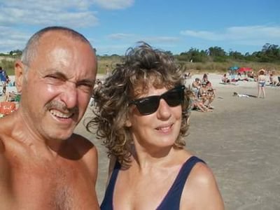 Somos un matrimonio con hijos grandes que ya no viven con nosotros. Soy artesana en madera, restauradora y muy buena cocinera. Nos encanta recibir gente. Viajar