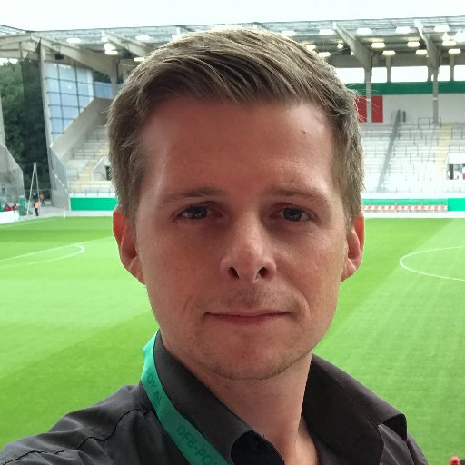 Journalist - atmet Stadionluft, suchtet sich durchs Sport-TV und kann ohne Fußball und Tennis nicht leben. Hier privat unterwegs