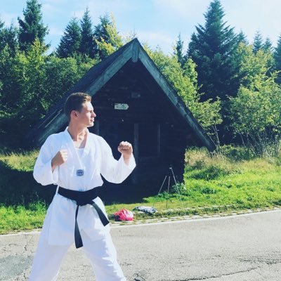 Lustiger Mensch mit Viel Humor 😁🤙  Taekwondo Schwarz Gurt mit Stolz❤️💎 und Spieler beim KSC U17 ❤️🤙 Sponsored By Nike ❤️💎  Dome🤙🥋 17 Jahre alt ❤️💎