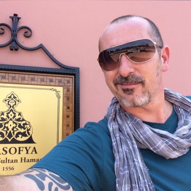 CMO, Art Director, Pubblicitario, Daddy, Vogatore, Tiratore esperto di freccette, Snowboarder....