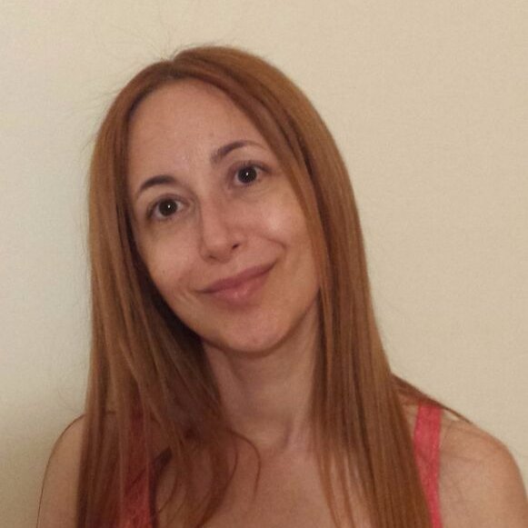 Gluten-free sweet maniac, economist by profession, traveller for vocation