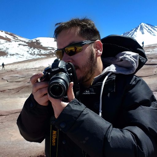 Profesional en publicidad en Google Certificado, con sólidos conocimientos en plataformas de comunicación y publicidad digital. Estudios superiores de Educación