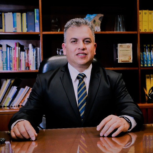 Papá, universitario, ingeniero, profesor, admirador de todos los deportes practicante de pocos. Director de la FES Aragón.
