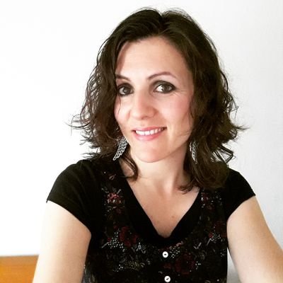 Escritora y cantante que ama la buena música (sobre todo el Country), los libros, la naturaleza y las risas.