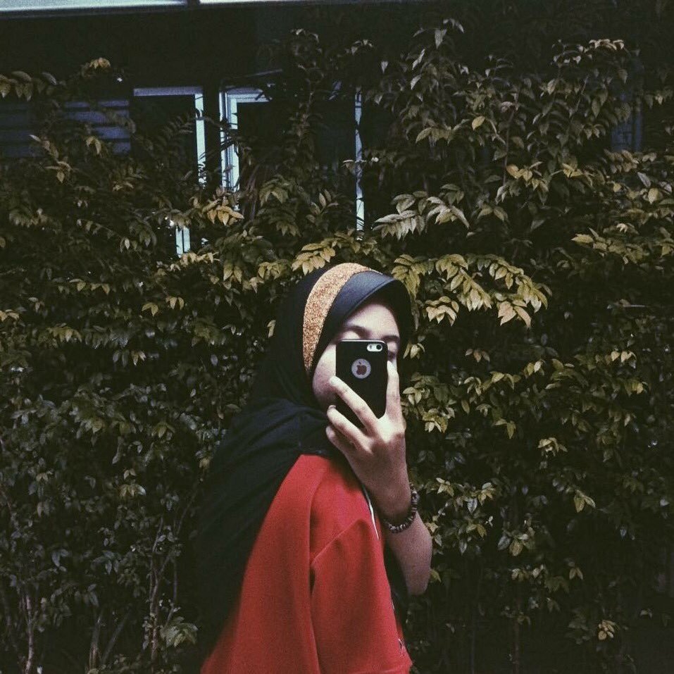 shefoolee's profile picture. 🌲🌦🌙 | 1998's