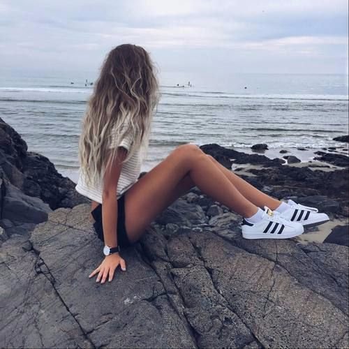 16yo french girl, gameuse mais pas trop 😓 Première S 💯 venez dm jme sens seule