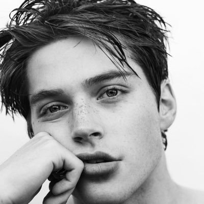 writeastoryRP's profile picture. ❝ L'amour est à réinventer.❞