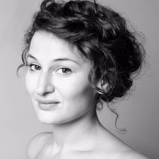 Comédienne de formation, et à ce titre ayant tâté d'autres arts vivants comme la danse contemporaine et le chant, Césarine & the Swing Cotton est mon projet.