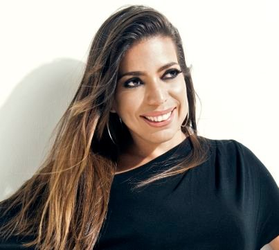 Diseñadora, creativa, muy romántica, disciplinada, amante de la libertad y la justicia.