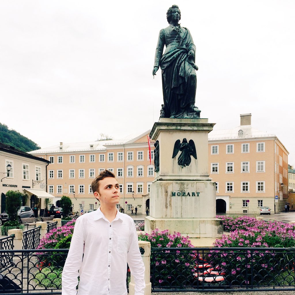 English organist, repetiteur, conductor. Tweets about pizza and gelato.