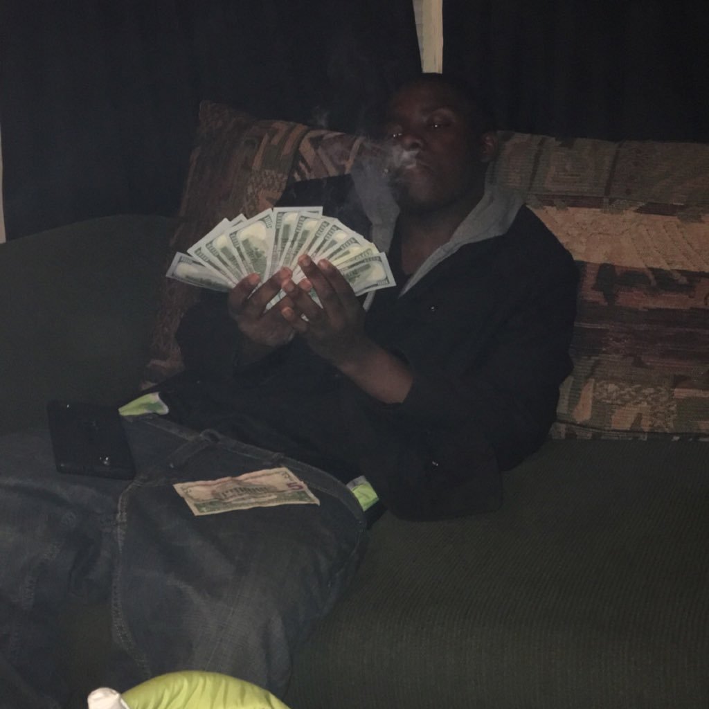 A young nigga chasing money ™™ we on top of sht Free mi brothas