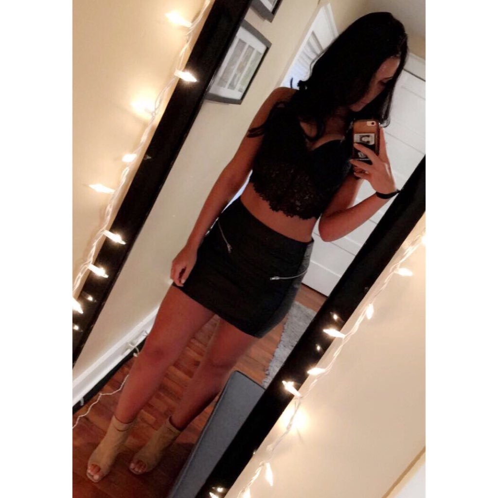 gillianstiles_'s profile picture. put a little liquor in my coconut water