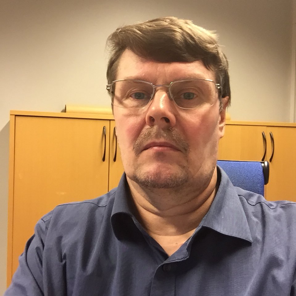 Kiukaisissa kotoisin, Harjavallassa asuva kunnossapidon luotettavuusinssi ja Porin Ässät kannattaja. ♠️