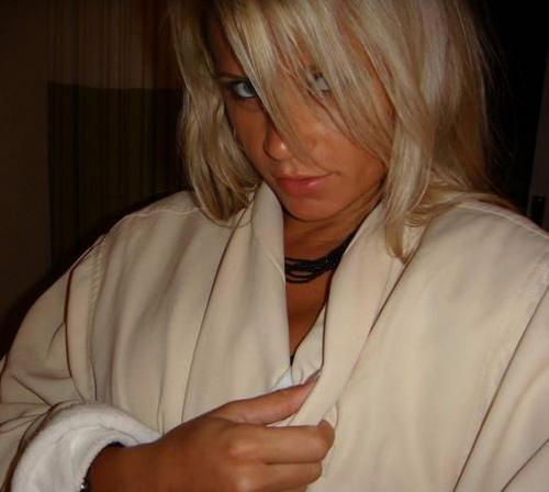Soy una chica soltera que disfruta de la vida y de las nuevas experiencias sexuales.