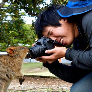 写真家兼日本で唯一(？)のホンドギツネの観察ガイド。「自然と人のつながり」をテーマに身近な生き物や自然と関わる文化を撮影中。Nikonの写真教室『ニコンカレッジ』の名古屋校講師。

ホンドギツネなどについての講演、写真教室や写真・動画の貸出、ペット・動物園撮影等のご依頼はDMまたはHPからお願いします。