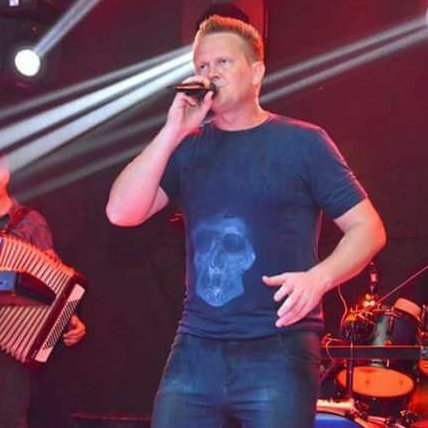 SOU FILHO DE DEUS!! VOCALISTA ,COMPOSITOR ,GUITARRISTA E APAIXONADO PELA MÚSICA!! ATUALMENTE SOU VOCALISTA DA BANDA SCALA E COMPOSITOR DE MAIS DE 50 ARTISTAS!!